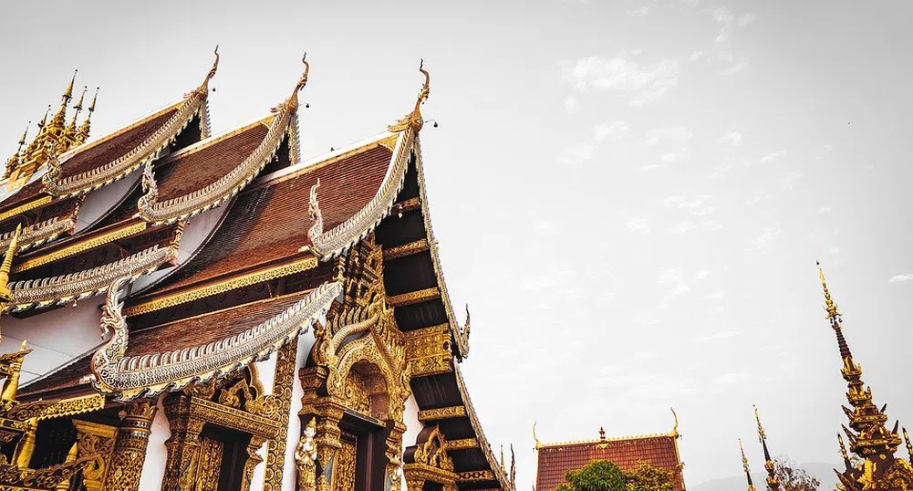 Тайланд пуска туристи с 90-дневна виза, карантинира ги в луксозни хотели