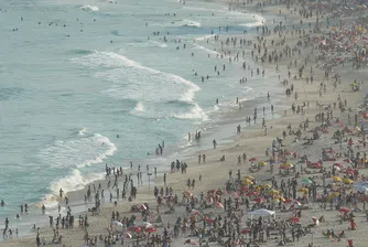 Туристи препълниха плажовете на Рио де Жанейро, посрещайки лятото