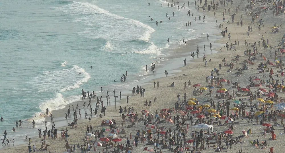 Туристи препълниха плажовете на Рио де Жанейро, посрещайки лятото
