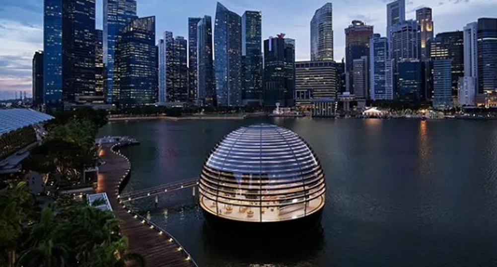 Невероятен плаващ магазин отваря Apple в Сингапур (снимки)