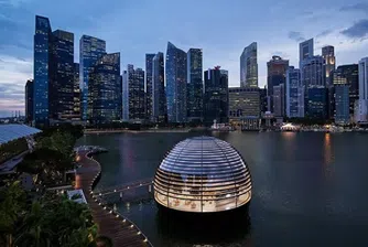 Невероятен плаващ магазин отваря Apple в Сингапур (снимки)