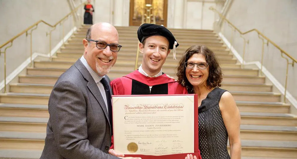 Марк Закърбърг най-после взе диплома от Харвард