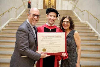 Марк Закърбърг най-после взе диплома от Харвард