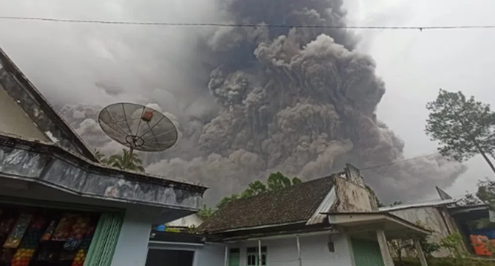 Изригване на вулкан взе 13 жертви в Индонезия