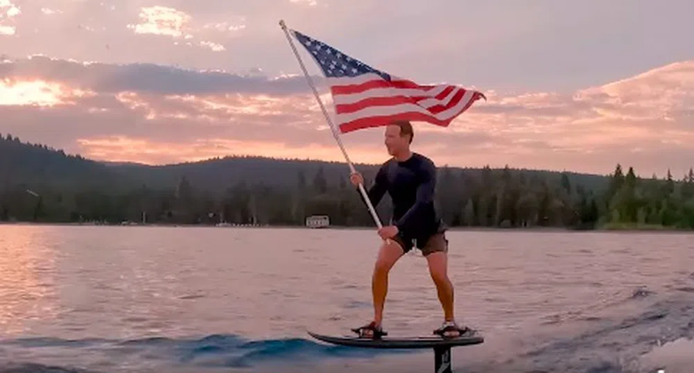 Закърбърг развя американското знаме върху електрически сърф