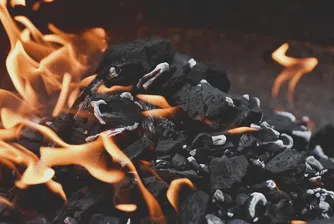 Фирмено парти с ходене на бос крак през жарава завърши с десетки ранени