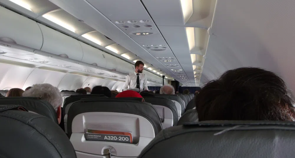 Защо самолетите миришат различно?