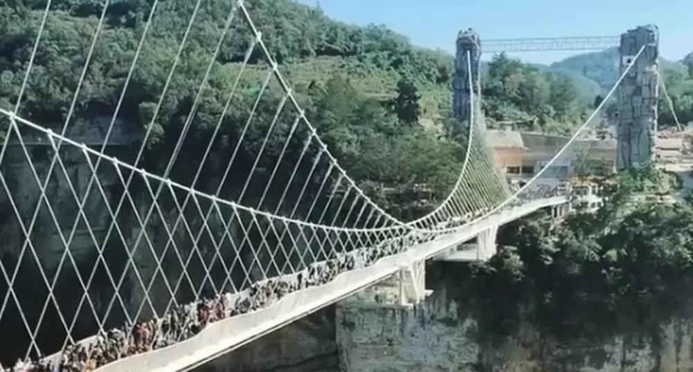 Китай затваря стъклените си мостове от съображения за безопасност