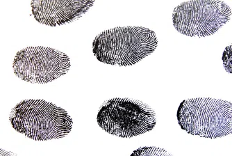 Как пръстовите отпечатъци се превръщат в полицейски улики?