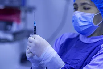 Лични лекари се сбиха с охраната на столичната РЗИ заради чакане за ваксини