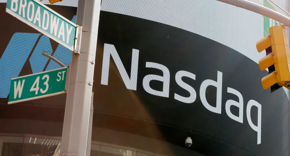 Опасения за лихвите и спад в акциите на Apple притиснаха Nasdaq и S&P 500