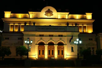 Народното събрание обсъжда вота на недоверие с протест пред вратите си