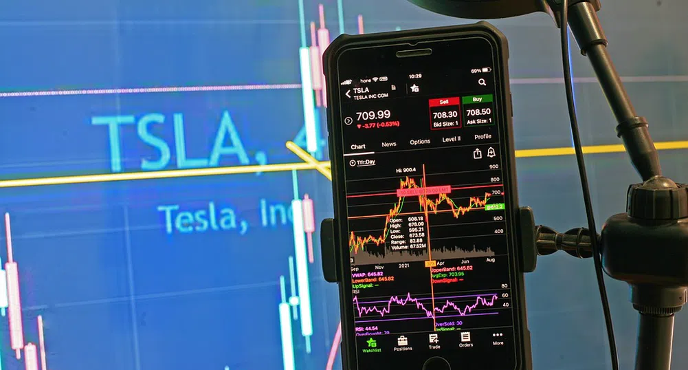 Tesla планира да намали наполовина производствените си разходи