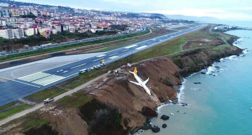 Самолет се приземи на метри от морето (снимки)