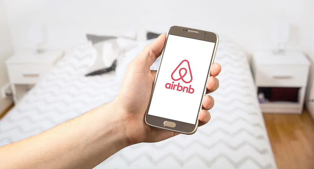 Какви цели си поставя Airbnb за следващите 10 г.?