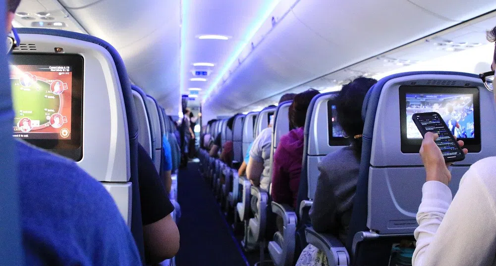 Бивша стюардеса разкрива трика си за резервация на евтини полети (видео)