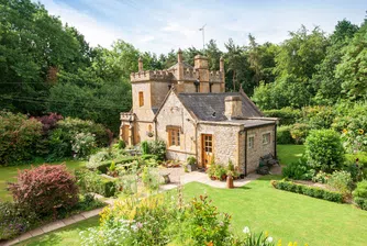 Продават най-малкия замък във Великобритания за 638 000 евро