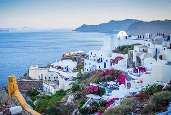 Гърция разреши туроператори и хотели да дават ваучери вместо пари