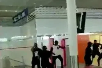 Известни рапъри се биха на летище в Париж (видео)