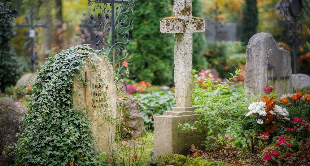 Черен рекорд по смъртност у нас, свършват местата в гробищата