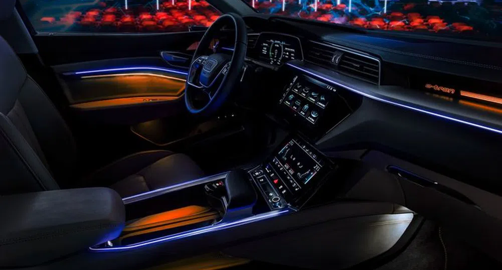 Кросоувърът Audi e-tron отвътре: официални снимки
