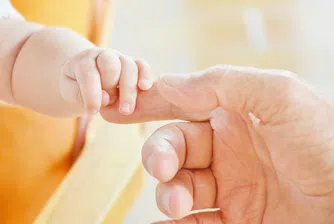 Британска компания дава едноседмичен платен отпуск при раждане на внуче