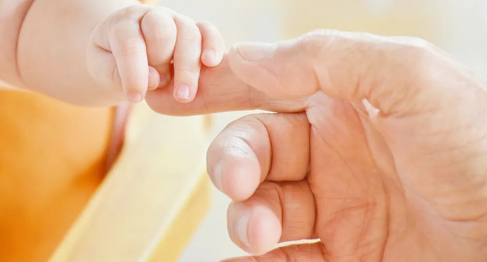 Британска компания дава едноседмичен платен отпуск при раждане на внуче