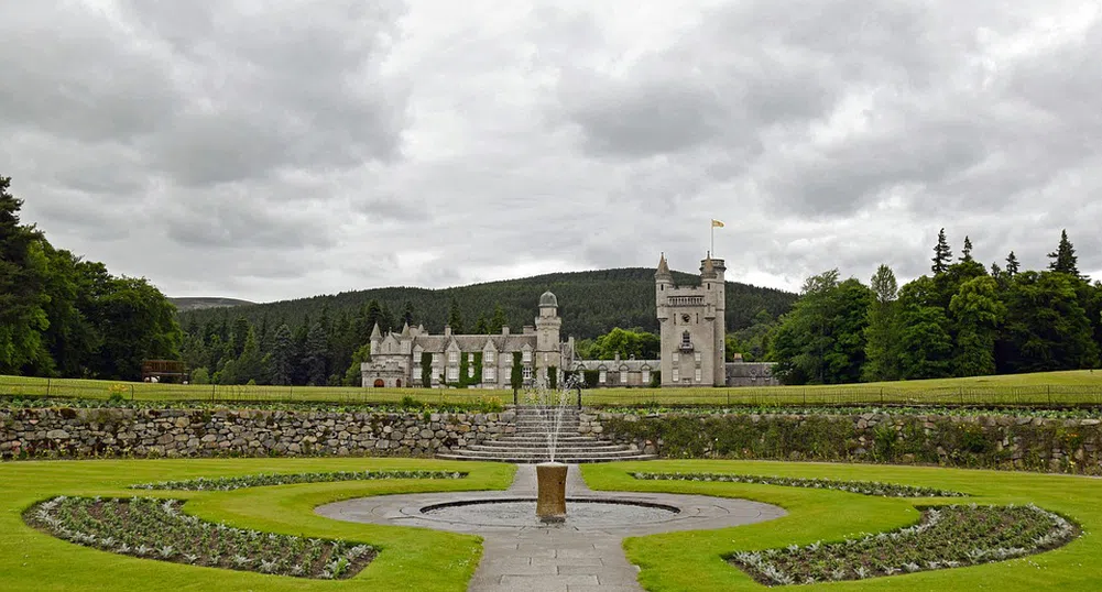 Хари и Меган ще почиват с... баба си