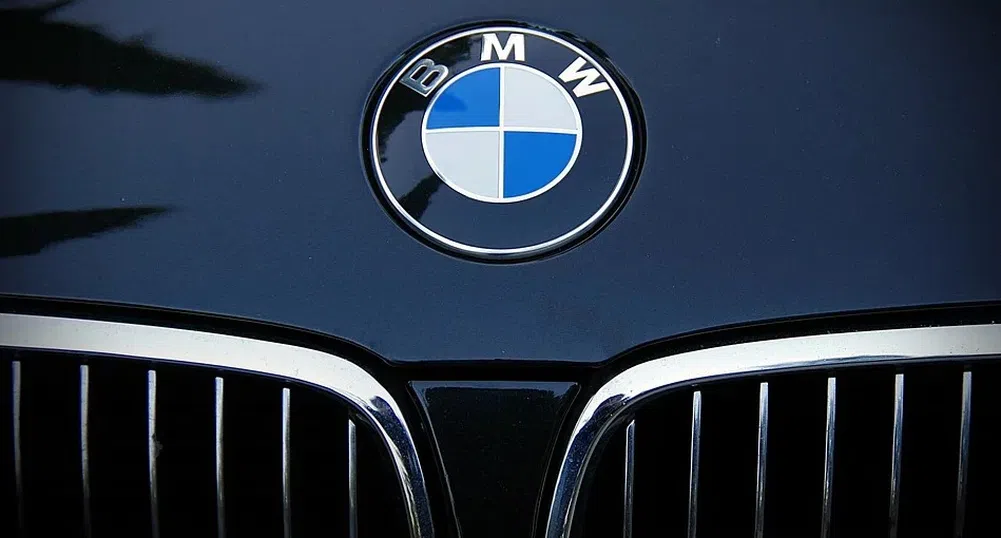 BMW променя логото си
