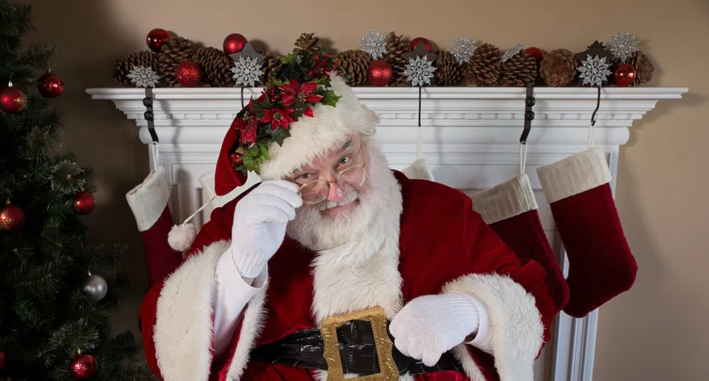 Гигантски Дядо Коледа предизвика задръстване във Великобритания