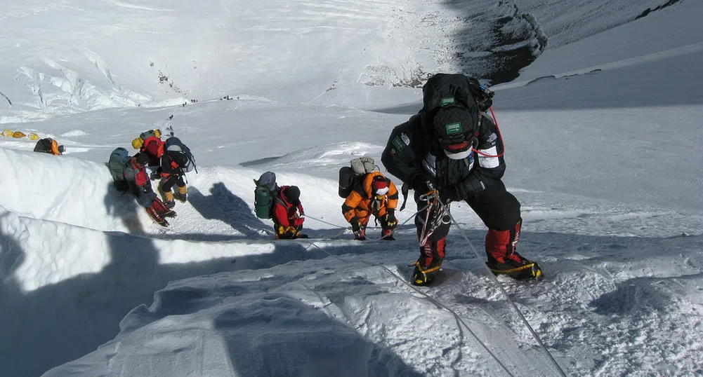 Катерачи прескачат мъртъвци по пътя към Еверест