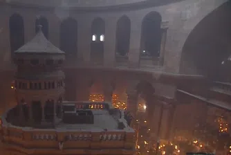 Хиляди православни миряни посрещнаха чудото на Благодатния огън в Йерусалим