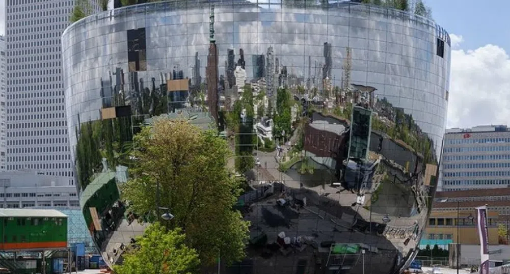 Тази сграда в Нидерландия е направена от огледала и има гора на покрива