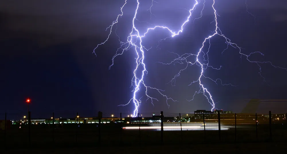 Как да защитим ефективно електроуредите от гръмотевичните бури?