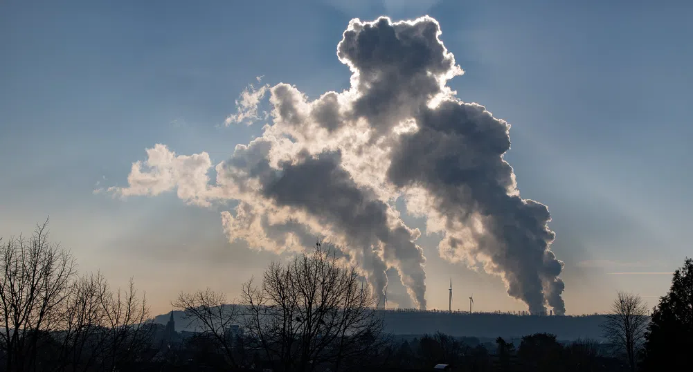 МАЕ: Глобалните въглеродни емисии ще достигнат нов рекорд през 2023 г.