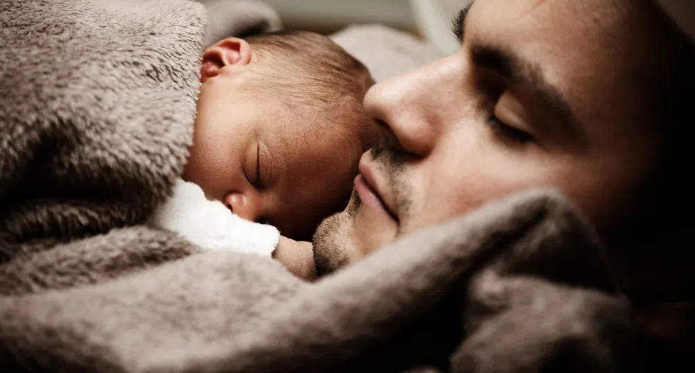 Все повече американци излизат в отпуск по бащинство