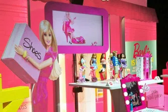 Да обличаш Барби: Жената, която превърна куклата в модна икона