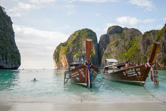 Най-известният плаж в света отново приема туристи, но плуването е забранено