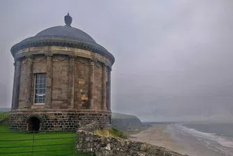 Храмът Mussenden, който стои на ръба на скала над океанските води