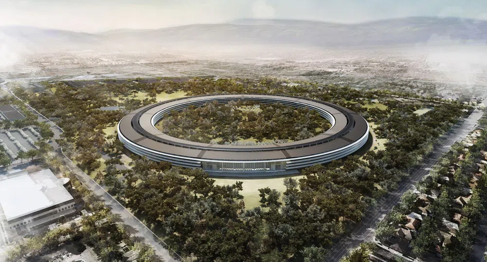 Мега централата на Apple отваря врати през април