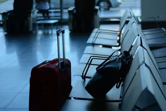 Кола се вряза в летището в Хановер в опит да стигне до пистата