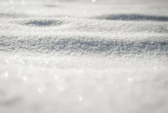 Сняг спря полетите в Истанбул, снежно торнадо вилня в Гърция (видео)