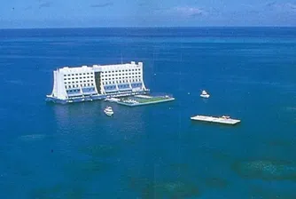 Австралийският плаващ хотел, който се озова в Северна Корея