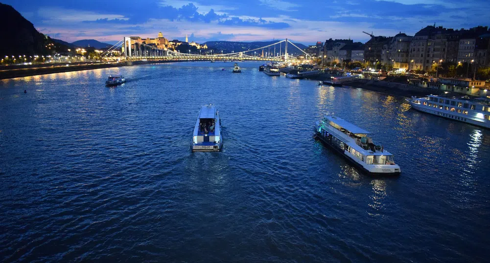 Туристически кораб с южнокорейци потъна в река Дунав