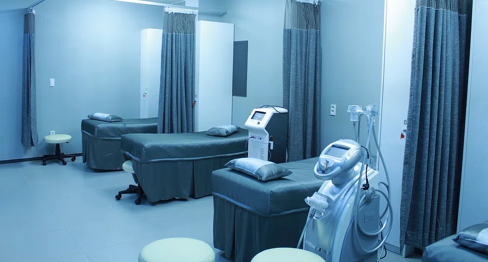 Болницата в Сливен спира прием на хора с COVID-19, няма лекари