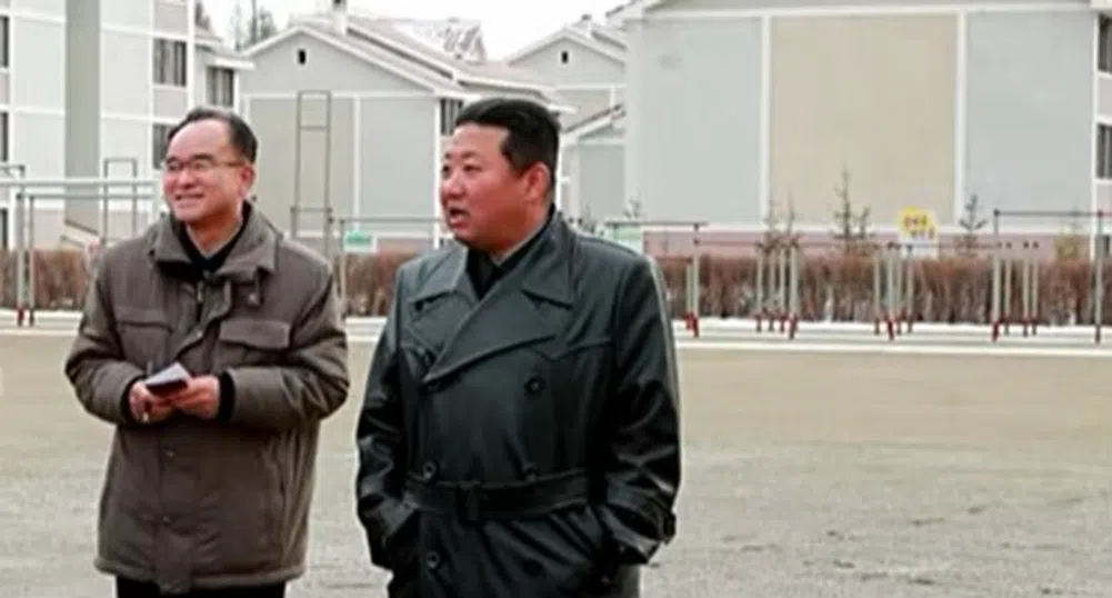 Севернокорейският лидер Ким Чен Ун с първа публична поява от месец