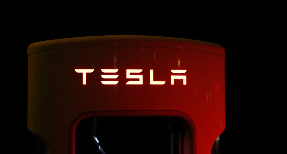 Доставените от Tesla електромобили през 2021 г. нарастват с близо 90%