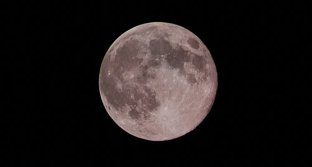 Грандиозна розова Супер Луна ще изгрее на хоризонта този месец