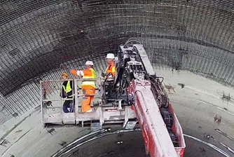 Слагат усилващи мрежи в тунела Витиня