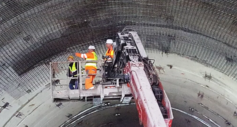 Слагат усилващи мрежи в тунела Витиня